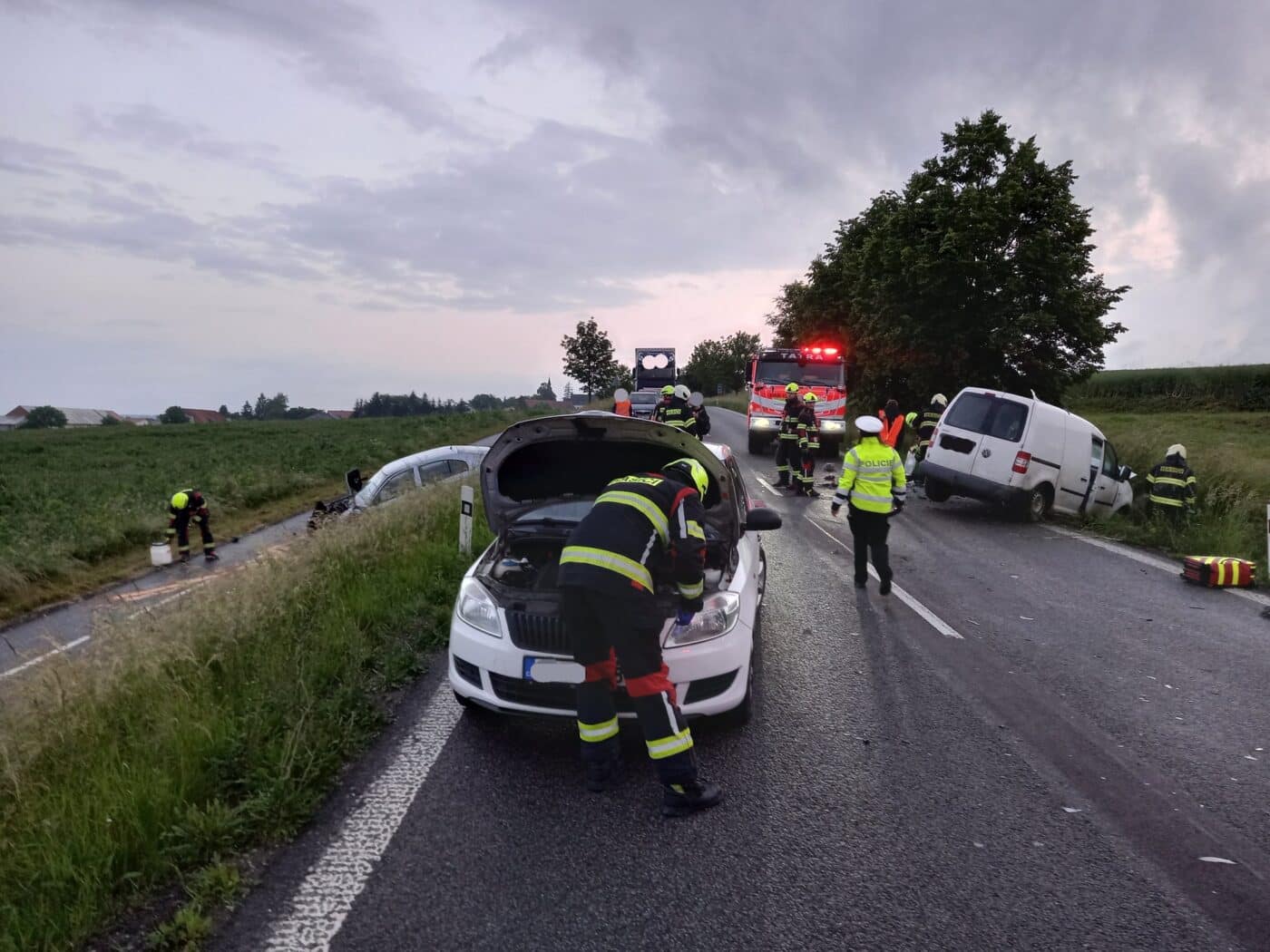 Nehoda tří aut u Bílého Újezdu na Rychnovsku. Foto: HZS