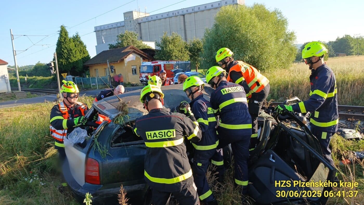 Nehoda na přejezdu v Blovicích. Foto: HZS