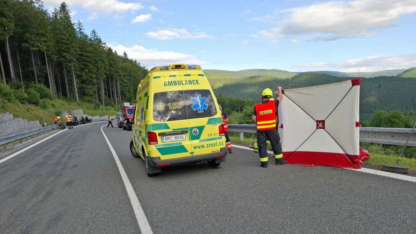 Nehoda motorkáře pod Červenohorským sedlem. Foto: HZS