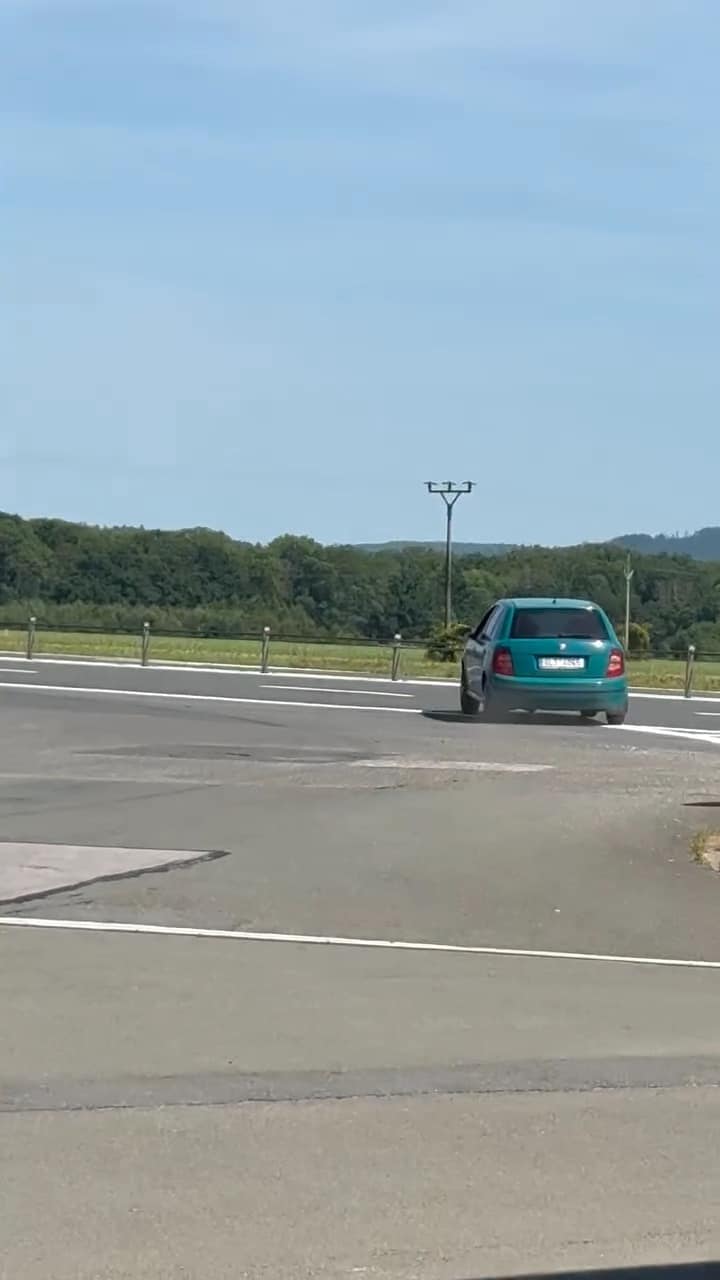 Fabie vyjíždí z benzinky u Jičína do protisměru. Video: Marek Havel