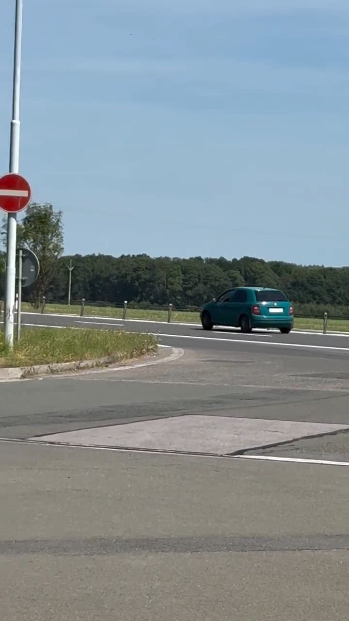 VIDEO: Okamžiky před tragédií v Jičíně, Fabie vyjíždí do protisměru.