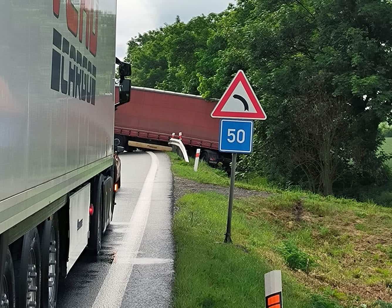 Nehoda na Mělnicku. Foto: FB/Doprava Mělník a okolí