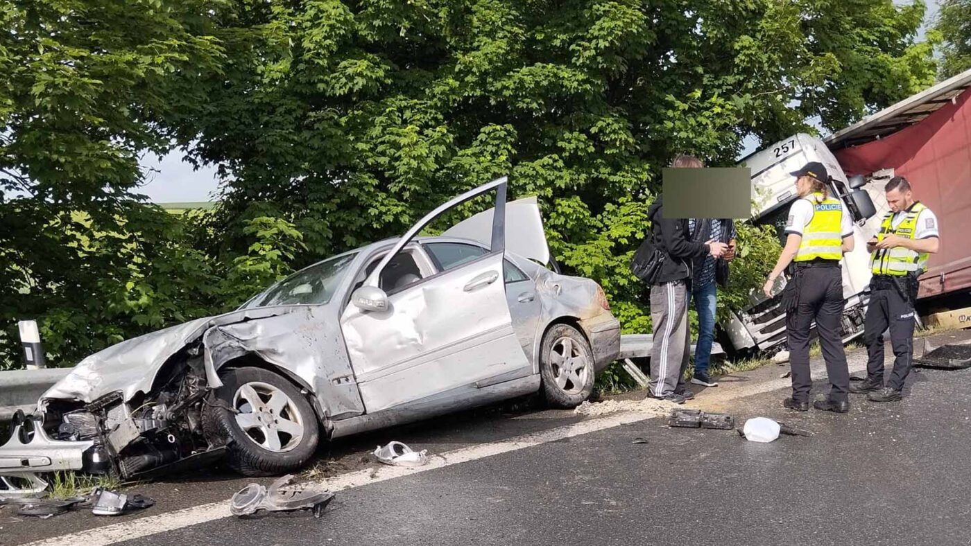 Nehoda na Mělnicku. Foto: FB/Doprava Mělník a okolí