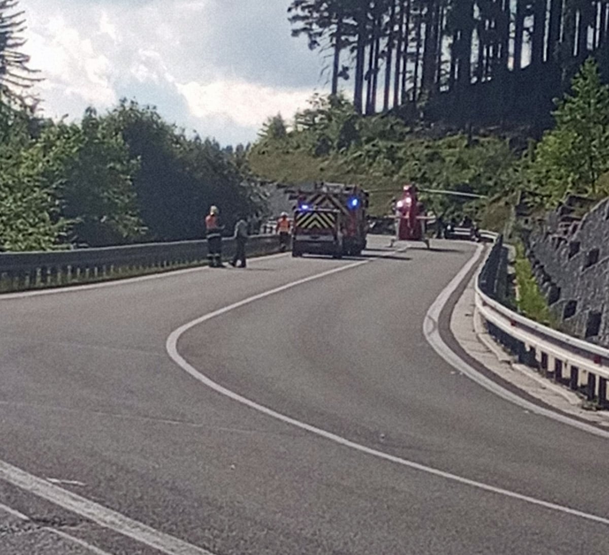 Na místě zasahoval i záchranářský vrtulník. Foto: Mirek Žáček