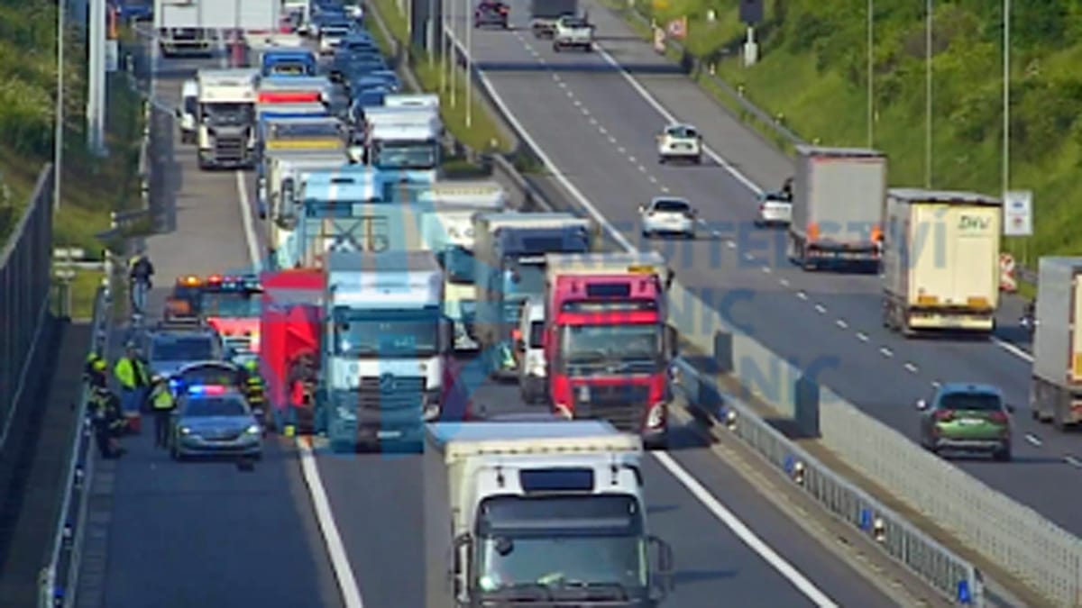 Nehoda na Pražském okruhu u Modletic.