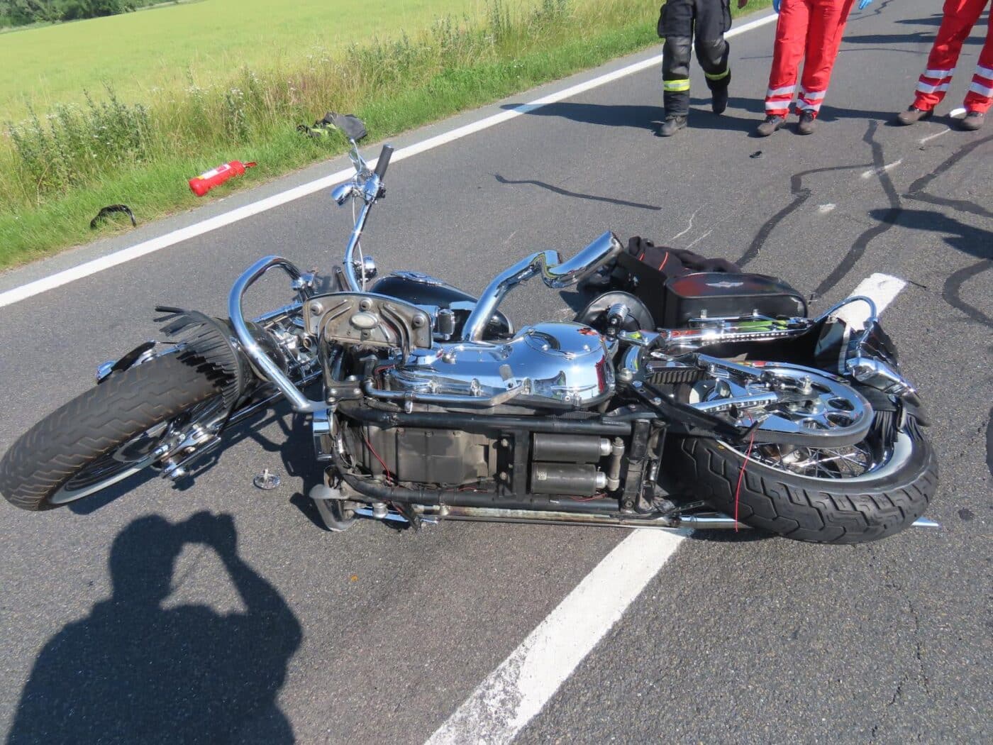 Tragická nehoda motorkářů u Převýšova. Foto. PČR