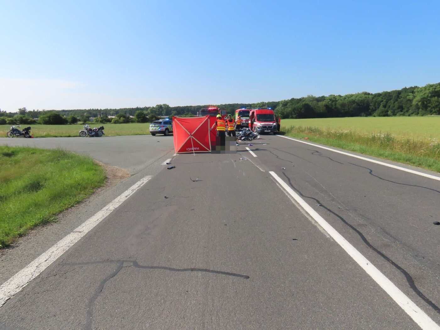 Tragická nehoda motorkářů u Převýšova. Foto. PČR