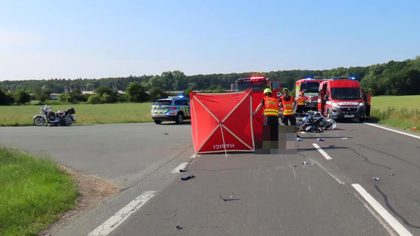 Tragická nehoda motorkářů u Převýšova. Foto. PČR