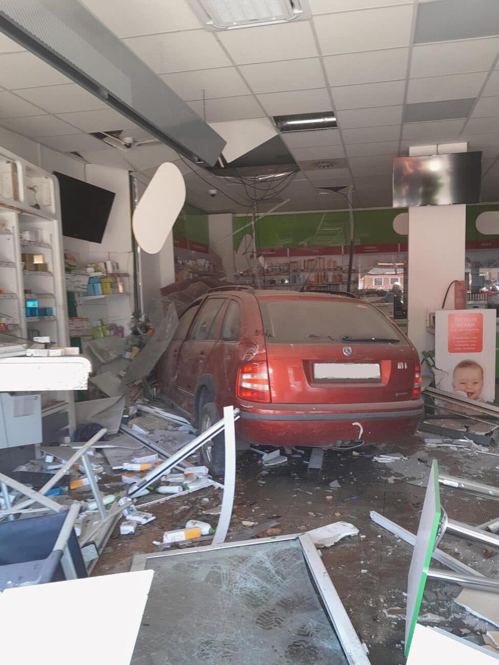 V Rakovníku vjel řidič do lékárny. Foto: HZS