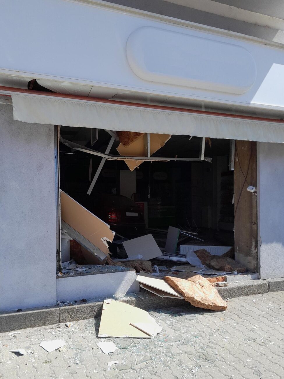 V Rakovníku vjel řidič do lékárny. Foto: HZS