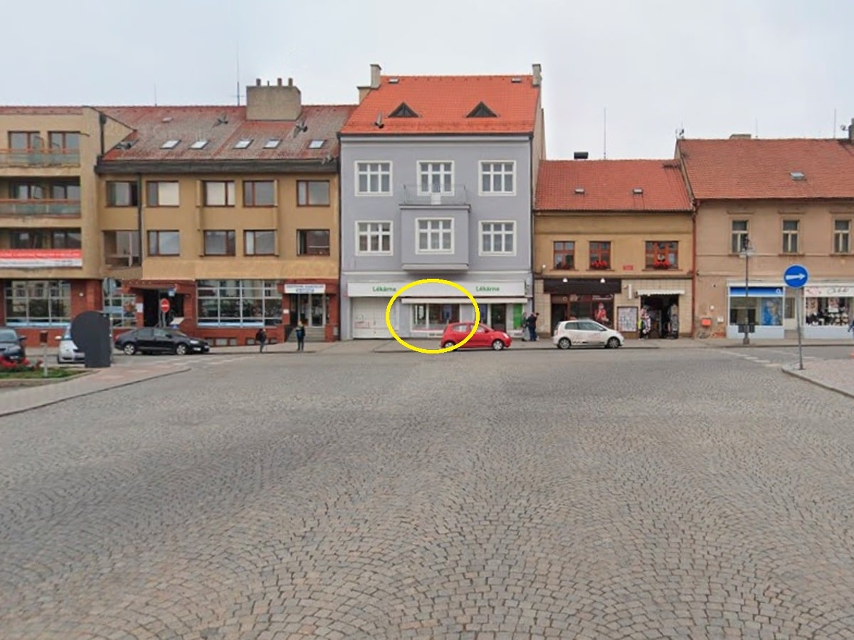 V Rakovníku vjel řidič do lékárny. Foto: HZS