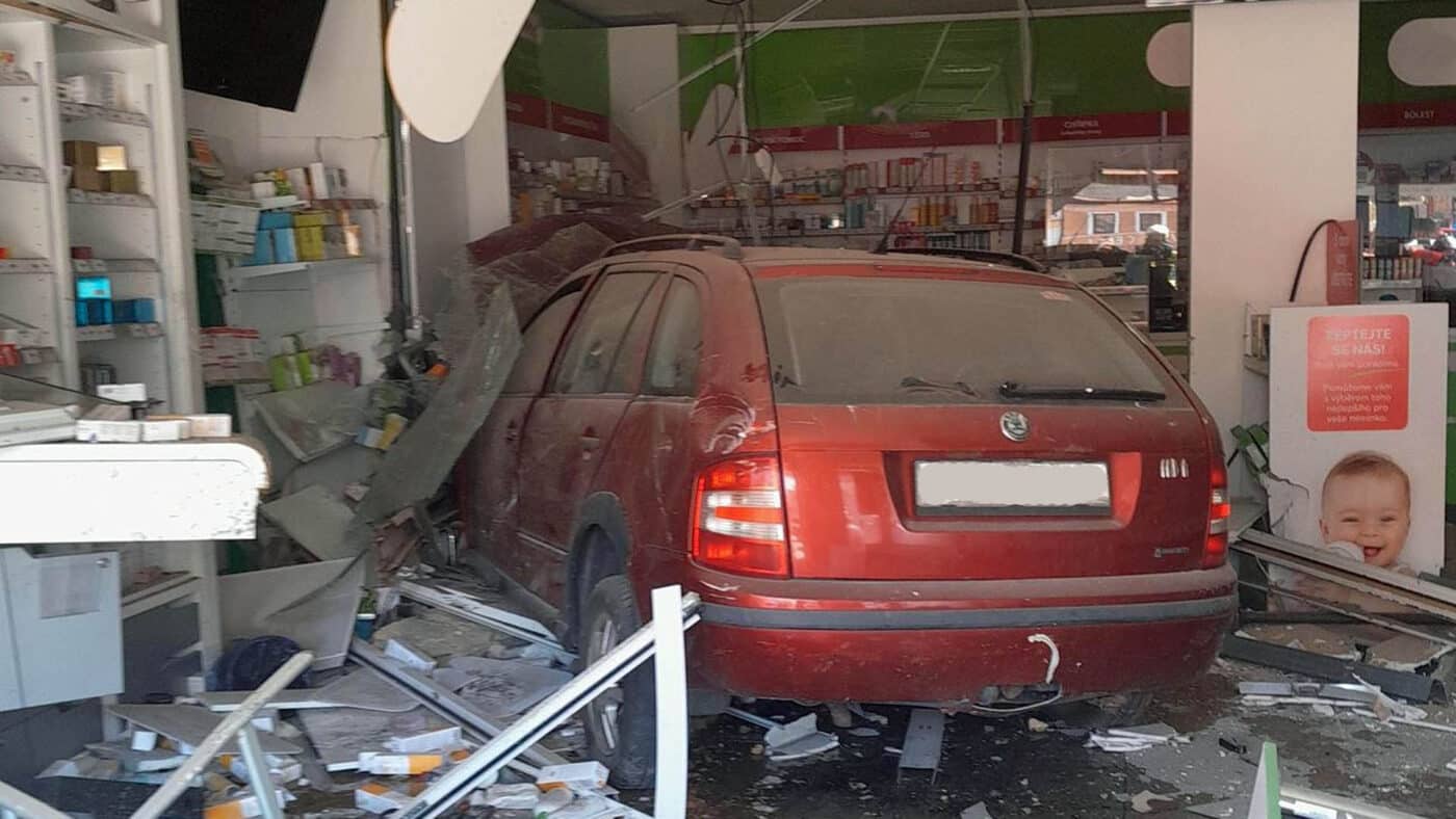 V Rakovníku vjel řidič do lékárny. Foto: HZS
