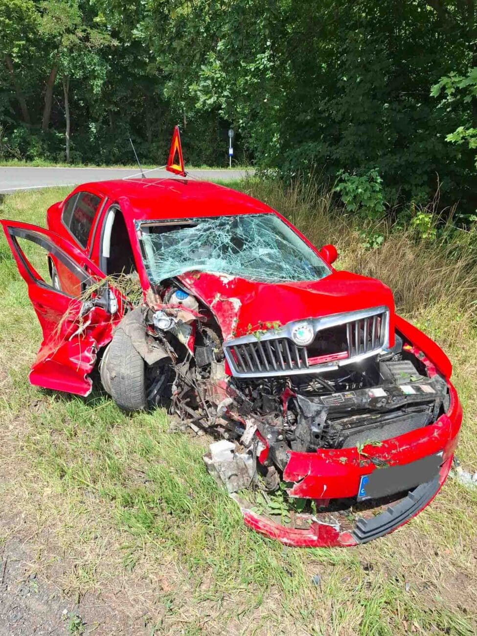 Vážná nehoda Octavie u Slavětína. Foto: HZS