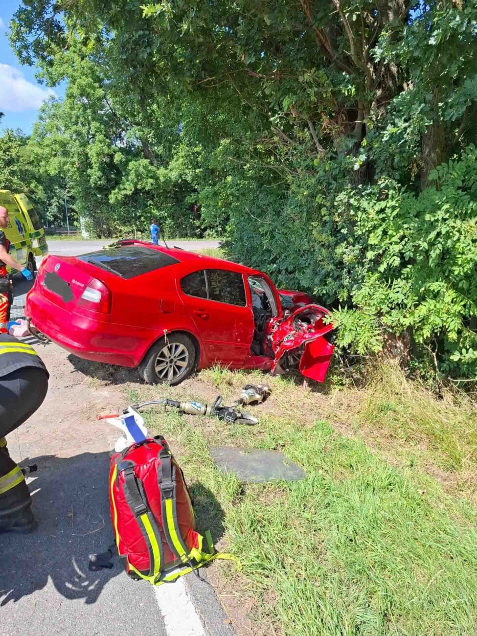 Vážná nehoda Octavie u Slavětína. Foto: HZS