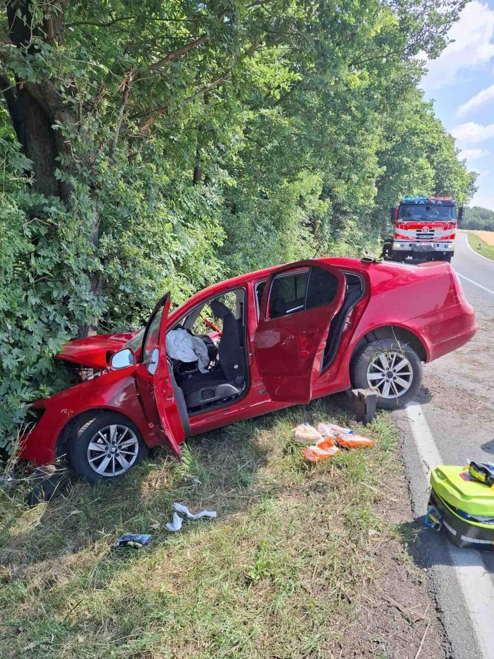Vážná nehoda Octavie u Slavětína. Foto: HZS