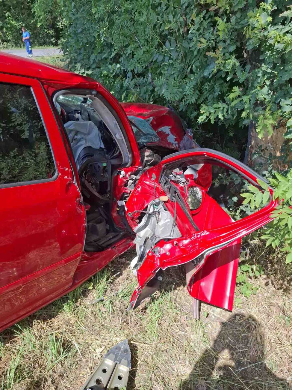 Vážná nehoda Octavie u Slavětína. Foto: HZS