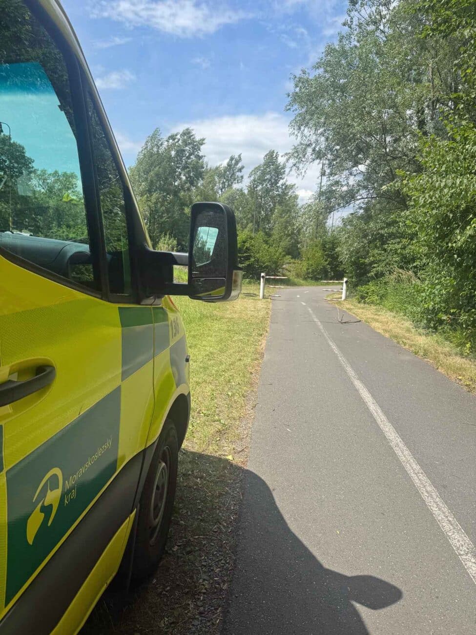 Na cyklostezce byla zamčená závora.