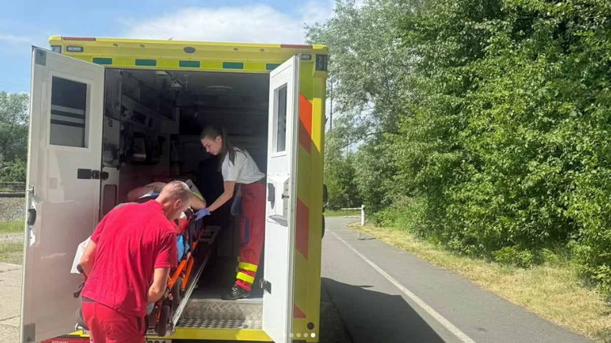 Po náročném zásahu konečně cyklistu odváží sanita.