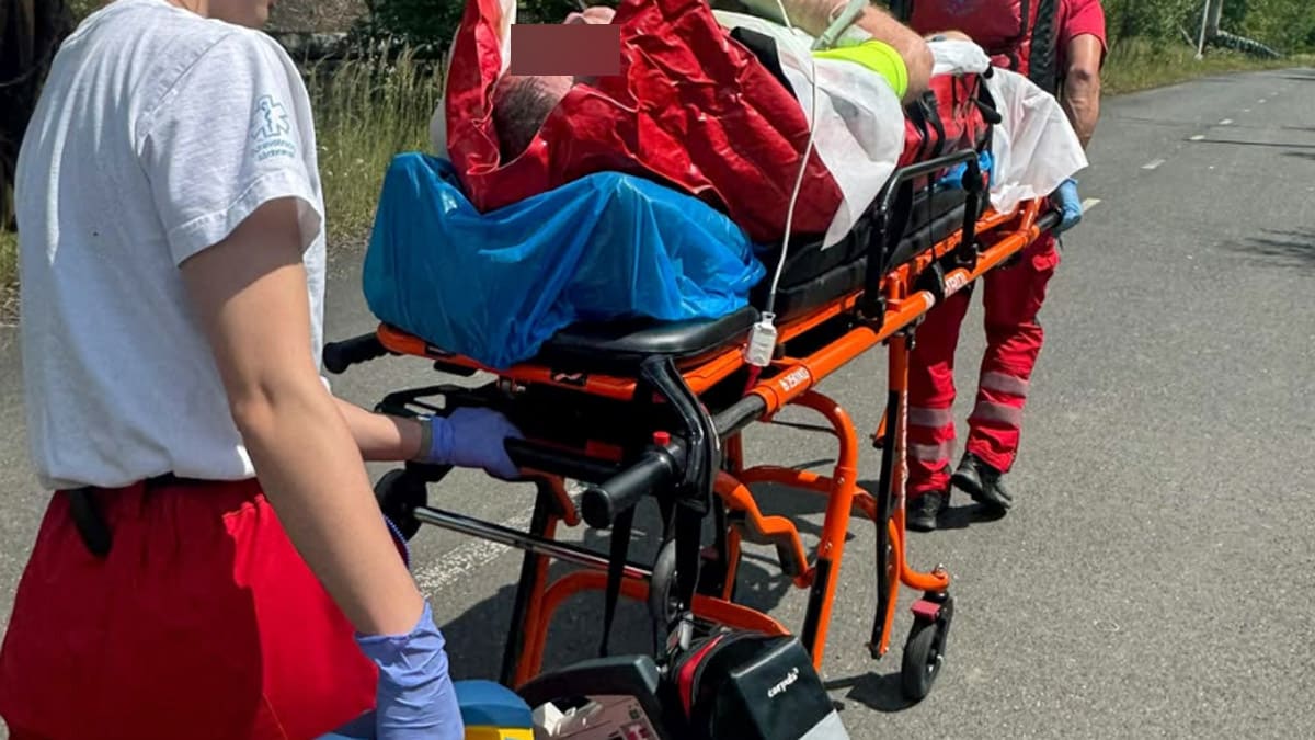 Zraněného vezli záchranáři kilometr na nosítkách.