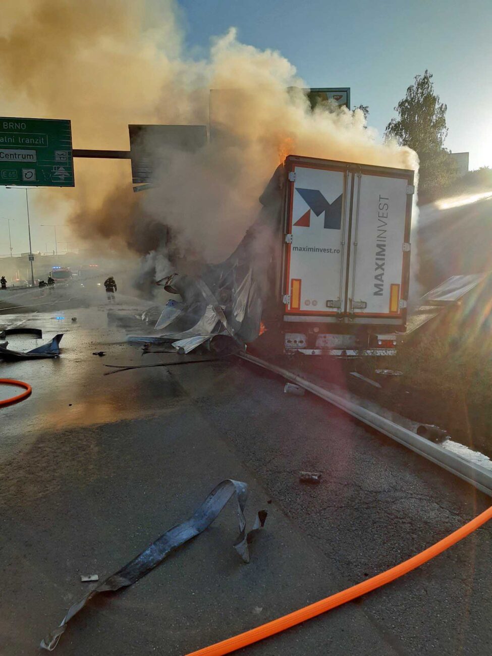 Požár kamionu na Jižní spojce v Praze. Foto: HZS