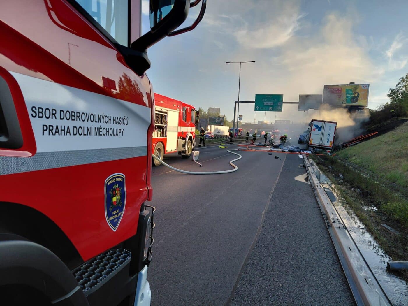 Požár kamionu na Jižní spojce v Praze. Foto: HZS