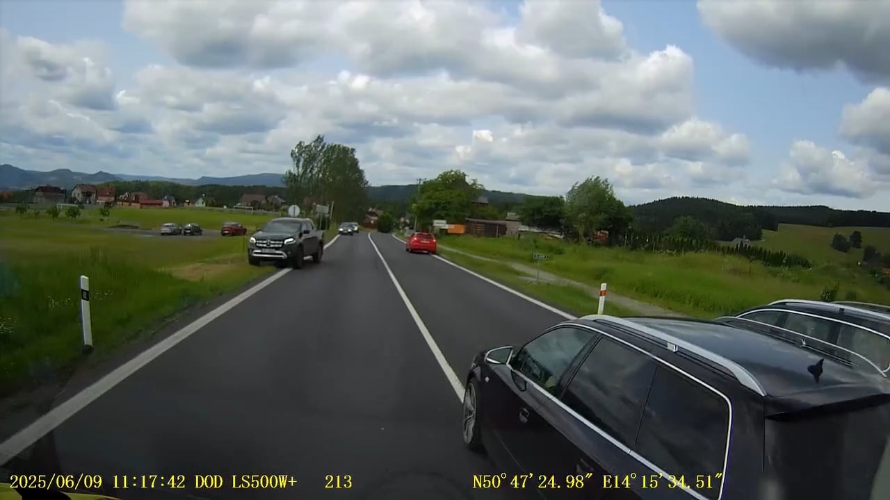 Auto na Děčínsku vjelo před sanitu. Video: ZZS