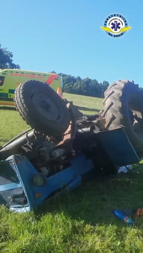 VIDEO: Nehoda traktoru na Novojičínsku. Video: ZZS
