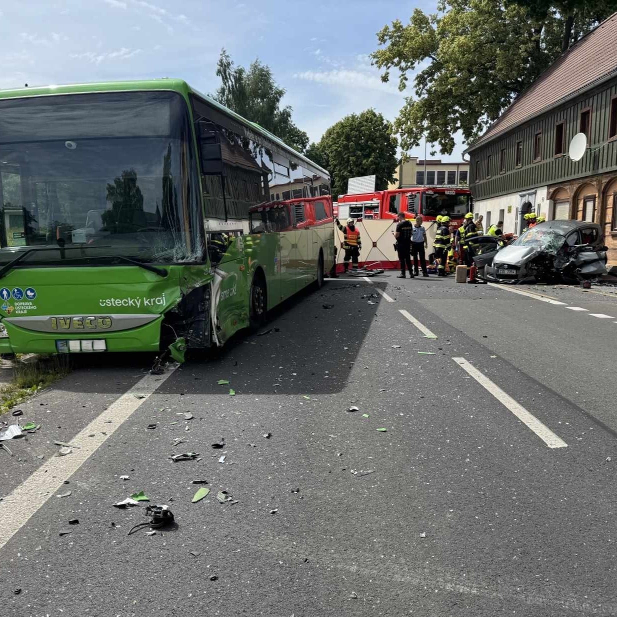 Auto se srazilo s autobusem v Žitavské ulici.