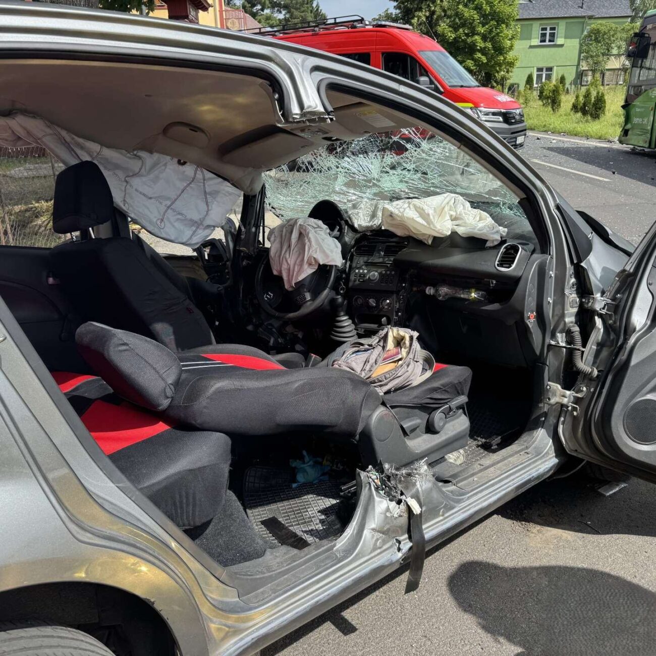 Hasiči museli posádku z auta vystříhat. 