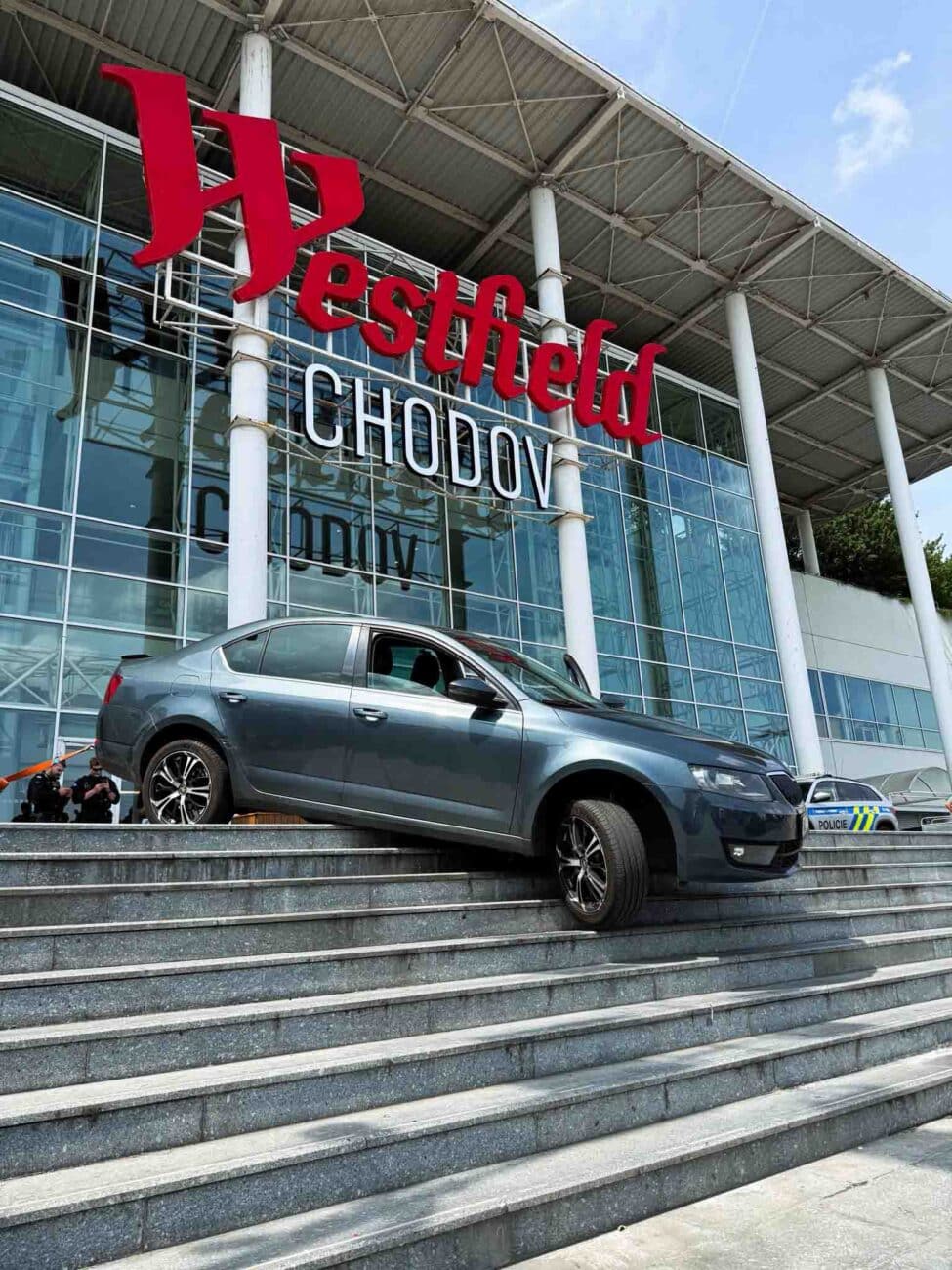 Nehoda u Westfield Chodov. Foto: HZS