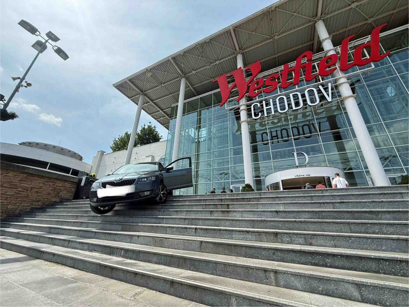 Nehoda u Westfield Chodov. Foto: HZS