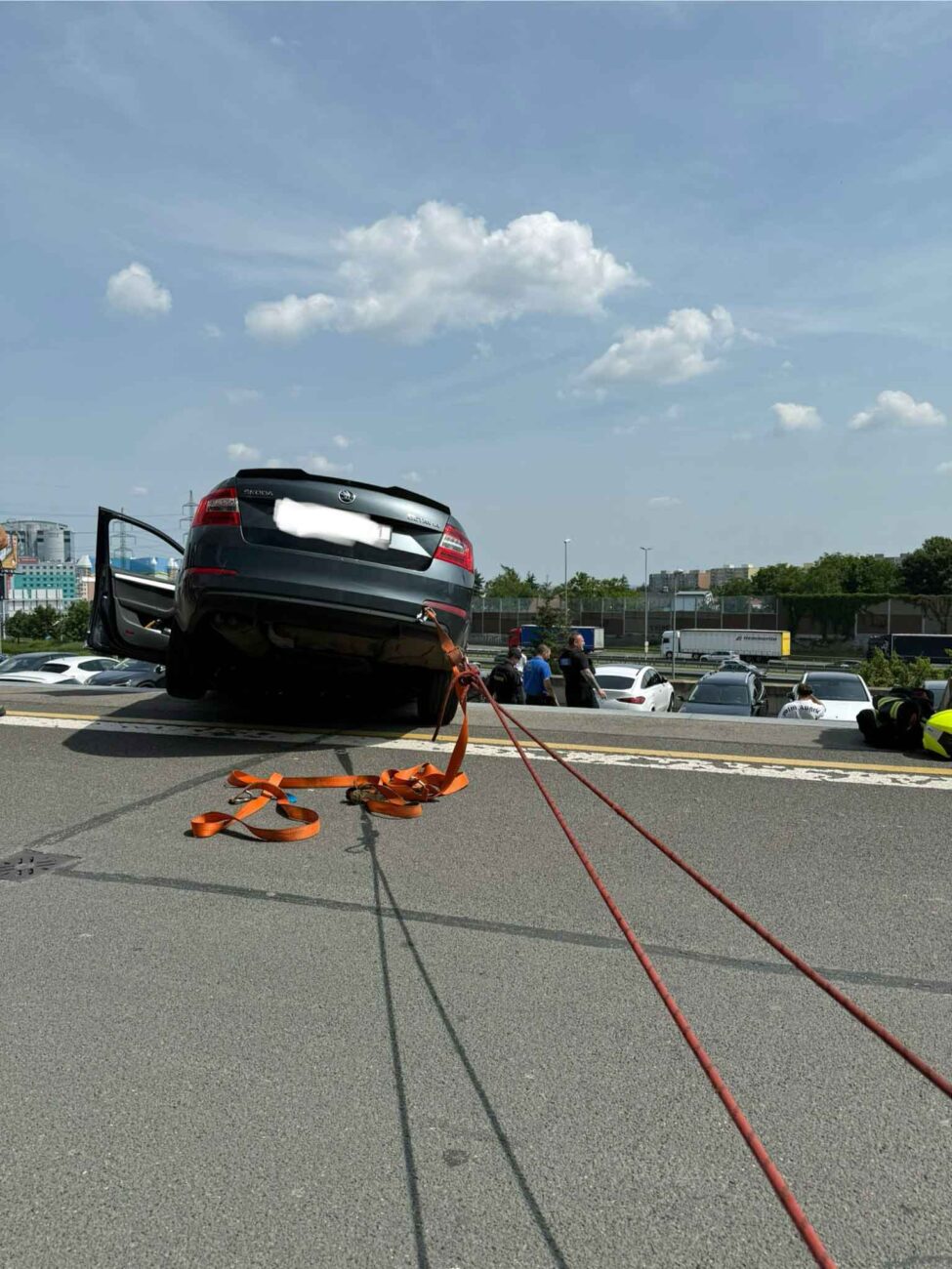 Nehoda u Westfield Chodov. Foto: HZS