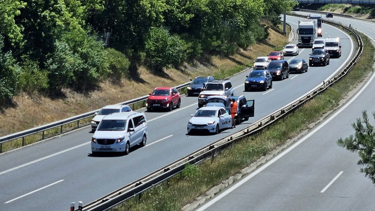 Před nehodou na D10 se srazila další dvě auta. Foto: Lenka Chmelíková