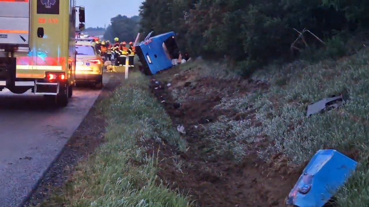 VIDEO: Nehoda autobusu na dálnici D2.