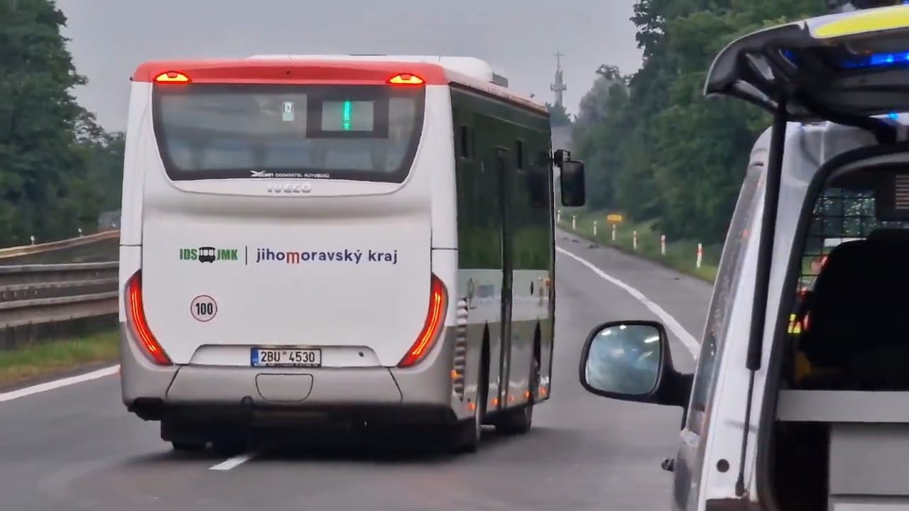 VIDEO: Pro cestující přijel evakuační autobus.