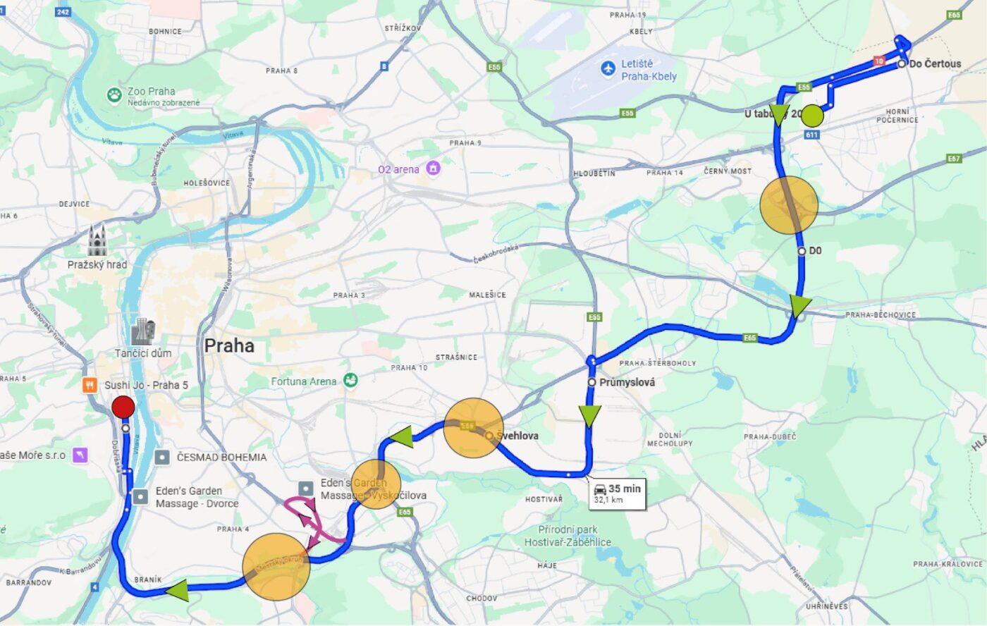 Nadrozměrný náklad jede Prahou.