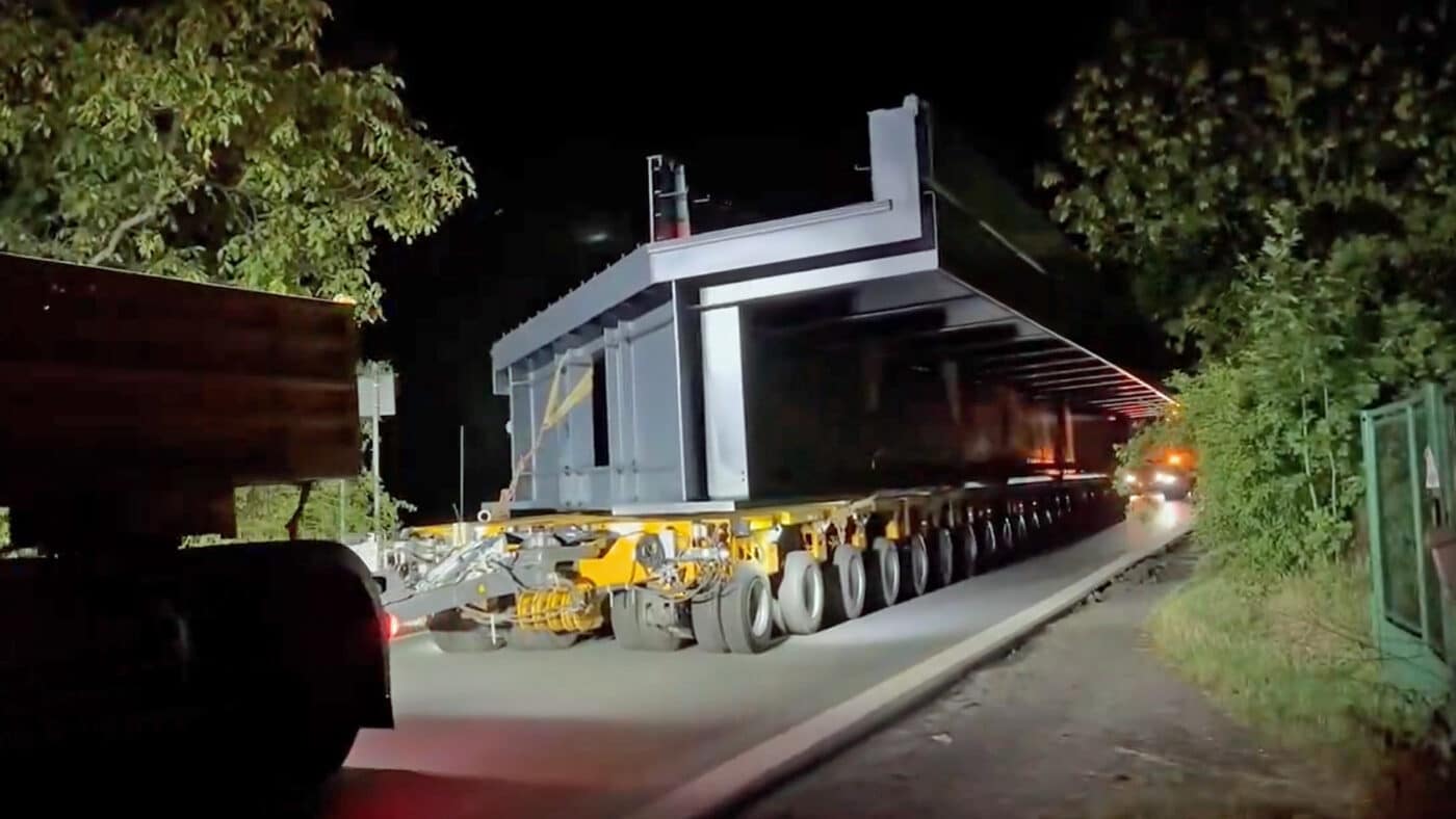 Nadrozměrný náklad jede Prahou.