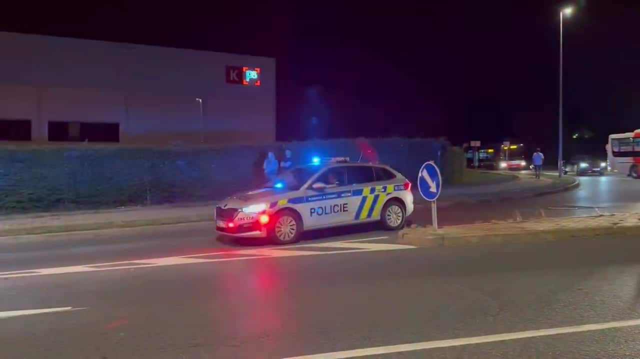 VIDEO: Nadrozměrný náklad jede Prahou.