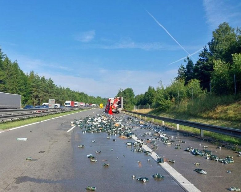 Na dálnici D1 u Humpolce se vysypaly plechovky. Foto. PČR