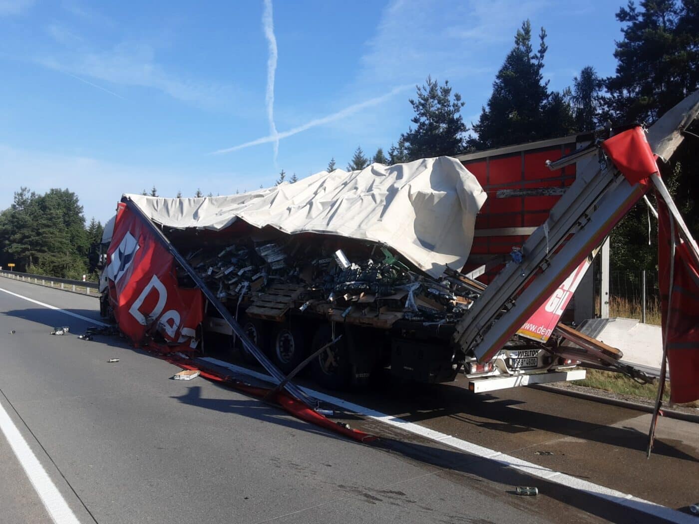 Nehoda kamionu s plechovkami piva na dálnici D1. Foto: PČR