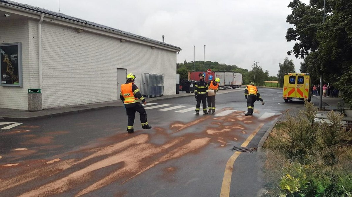 Nehoda na čerpací stanici na dálnici D11. Foto: HZS