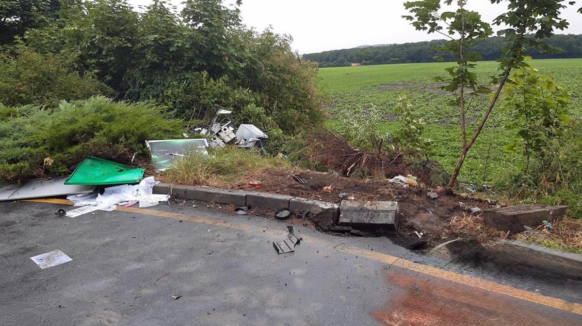 Nehoda na čerpací stanici na dálnici D11. Foto: HZS