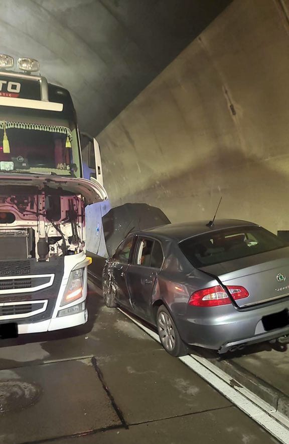 Nehoda v tunelu Panenská na dálnici D8. 