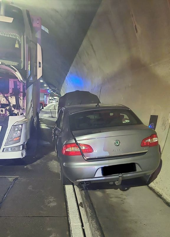 Nehoda v tunelu Panenská na dálnici D8. 