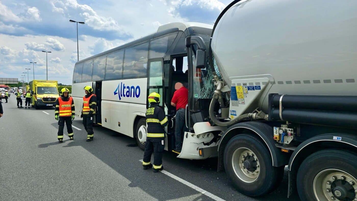Nehoda autobusu s dětmi v Praze. Foto: HZS