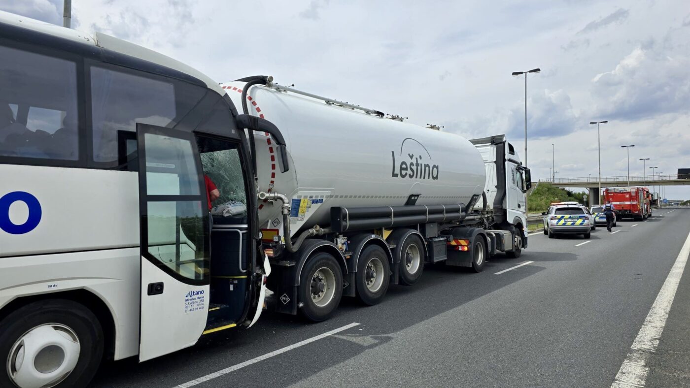 Nehoda autobusu s dětmi v Praze. Foto: HZS