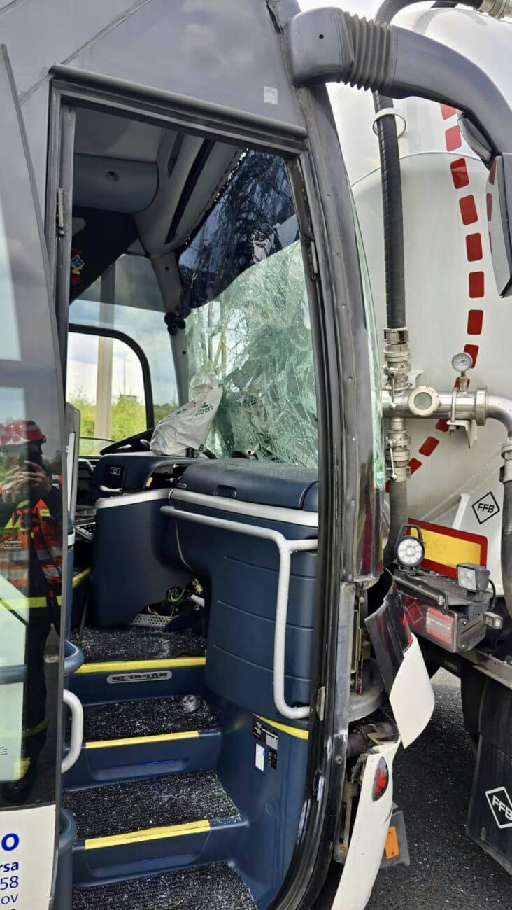 Nehoda autobusu s dětmi v Praze. Foto: HZS