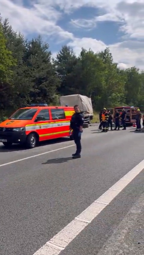 VIDEO: První nehoda se stala odpoledne na D5 u Drahelčic.