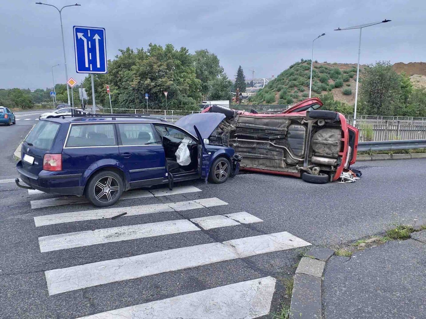 Nehoda v Mladoboleslavské ulici v Praze. Foto: HZS