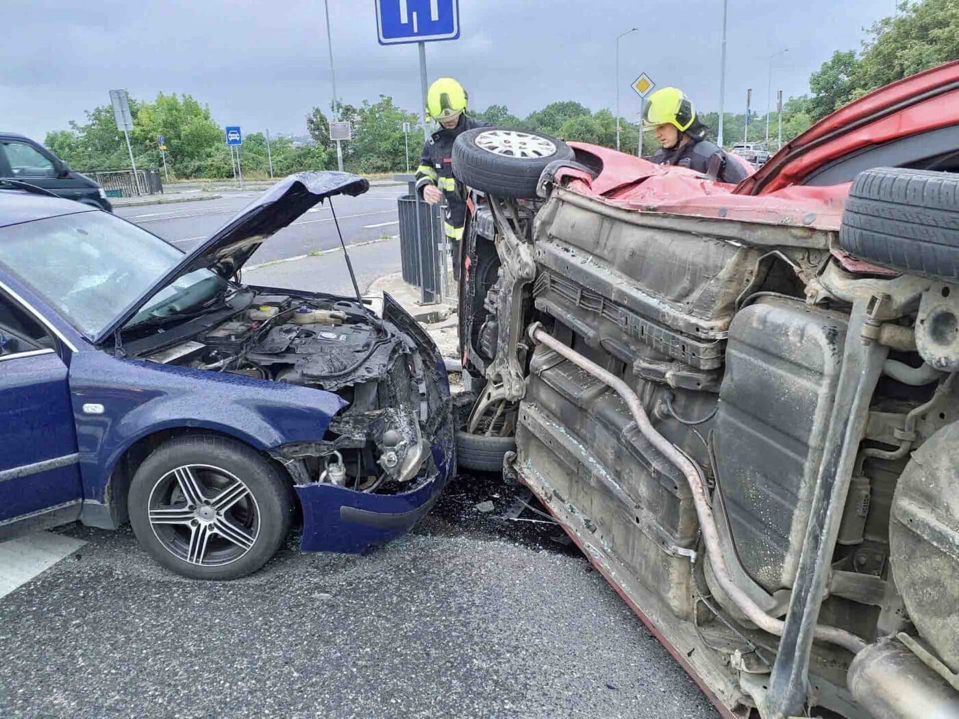 Nehoda v Mladoboleslavské ulici v Praze. Foto: HZS